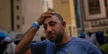 حجاج المسلمين يبدأون المناسك في حرارة مرتفعة وسط مخاوف من الحرب
