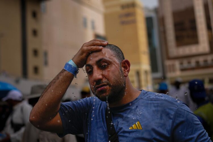 حجاج المسلمين يبدأون المناسك في حرارة مرتفعة وسط مخاوف من الحرب حجاج المسلمين يبدأون المناسك في حرارة مرتفعة وسط مخاوف من الحرب