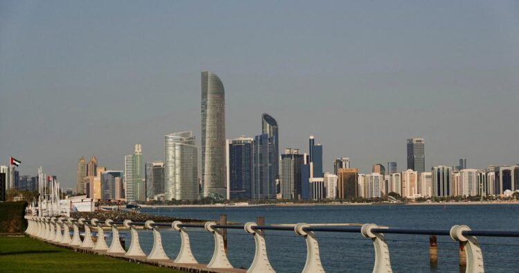 خروج الإمارات من أوبك يضرب سوق النفط بشدة