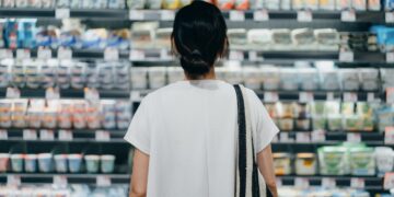خمسة مؤشرات اقتصادية تكشف ضغوطًا على المستهلكين الأمريكيين