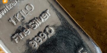 روبرت كيوساكي يحذر من تراجع فضة مع دلائل على ذروة السوق