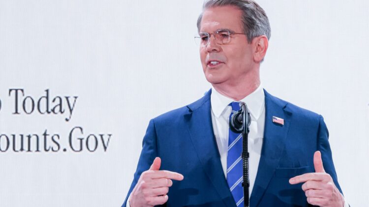 سكوت بيسنت ينفي تقارير التدخل في سوق الدولار الأمريكي؛ والعملة ترتفع سكوت بيسنت ينفي تقارير التدخل في سوق الدولار الأمريكي؛ والعملة ترتفع