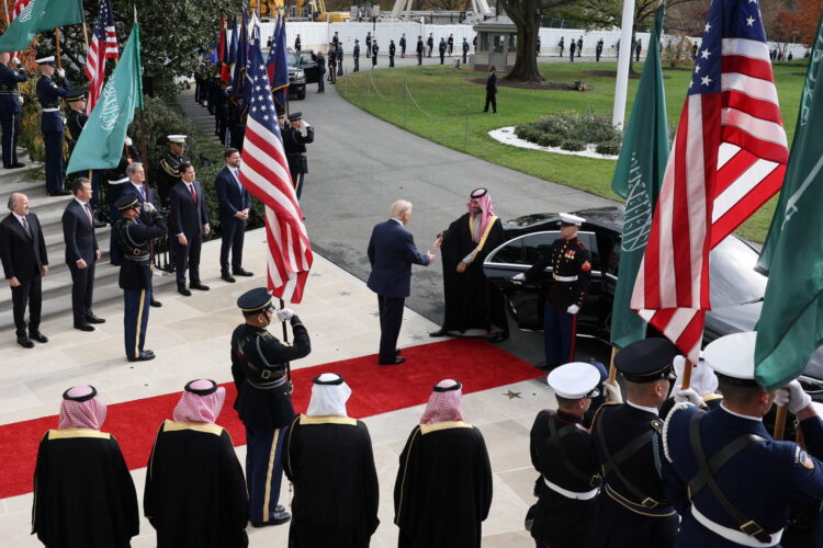 كيف يمكن أن تؤثر حرب إيران على علاقات الولايات المتحدة مع دول الخليج؟