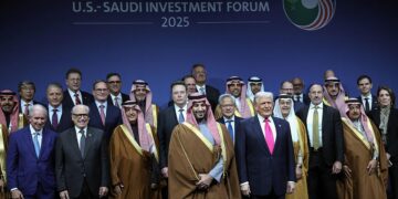 لماذا لا تستطيع أمريكا الانسحاب من اقتصادات الخليج؟