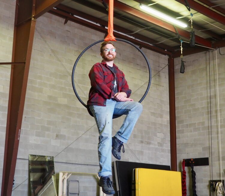 مؤسس مدرسة ري نو للم Circus يوازن بين عدة وظائف ومشاكل إدارية مؤسس مدرسة ري نو للم Circus يوازن بين عدة وظائف ومشاكل إدارية