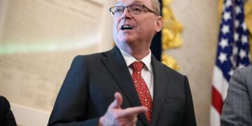 مساعد ترامب: Americans ينفقون أكثر على كل شيء ويظهرون تفاؤلاً بالاقتصاد