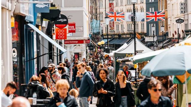 هبوط مبيعات التجزئة البريطانية 1.3% بسبب ترشيد الوقود هبوط مبيعات التجزئة البريطانية 1.3% بسبب ترشيد الوقود