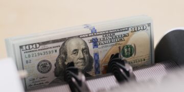 هل تتآكل مكانة الدولار الأمريكي كعملة احتياطية؟