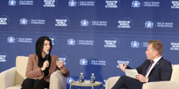وزير الدولة الإماراتي يؤكد مرونة الدولة والشراكة مع الولايات المتحدة في قمة الاقتصاد العالمي
