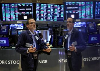 وول ستريت تسجل إغلاقًا مرتفعًا وS&P يتخطى حاجز 7,500 نقطة للمرة الأولى