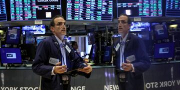 وول ستريت تسجل إغلاقًا مرتفعًا وS&P يتخطى حاجز 7,500 نقطة للمرة الأولى