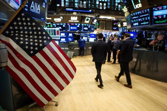S&P500 يسجل مستوى قياسي جديد بدعم من أسهم التكنولوجيا وول ستريت تشهد تراجعًا بسبب خسائر أسهم التكنولوجيا