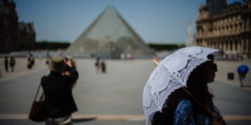 فرنسا تسجل انقطاع كهرباء لـ68 ألف منزل بسبب موجة حر أوروبية قياسية
