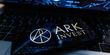 ARK Invest تشتري Coinbase وCircle وتستثمر في Alibaba وMeta
