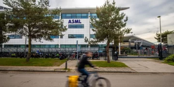 ASML تقلص عدد الوظائف بشكل أقل بعد مفاوضات مع النقابات