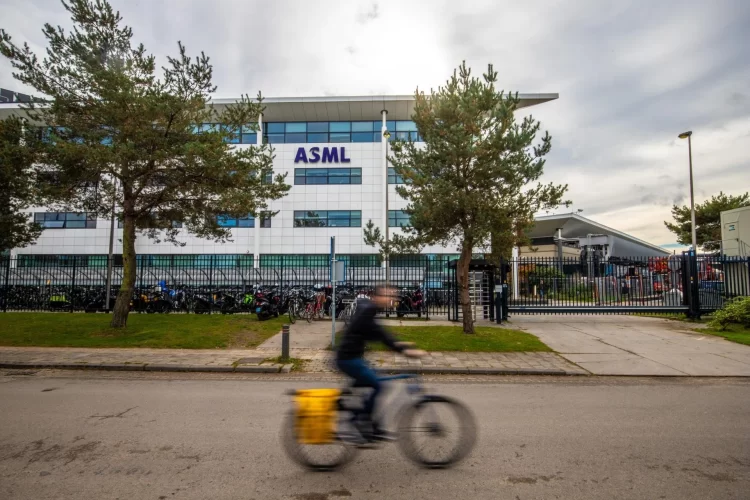 ASML تقلص عدد الوظائف بشكل أقل بعد مفاوضات مع النقابات