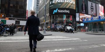 NASDAQ وS&P 500 يسجلان أسوأ يوم في 2023 مع تراجع أسهم الذكاء الاصطناعي