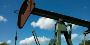 OPEC+ يزيد حصص النفط للمرة الرابعة بعد إغلاق هرمز