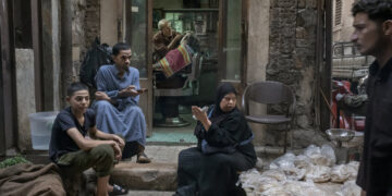 أزمة الاقتصاد في مصر تثير معضلة جديدة: الإكراميات