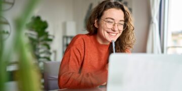 أفضل 10 وظائف وشركات للمبتدئين في العمل عن بعد
