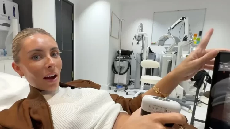 إبداع "حمام ذهب" لبويني بلو الحامل يثير الجدل إبداع "حمام ذهب" لبويني بلو الحامل يثير الجدل