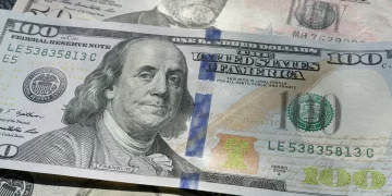 ارتفاع الدولار الأمريكي قبيل أول قرار لمجلس الاحتياطي تحت رئاسة وارس