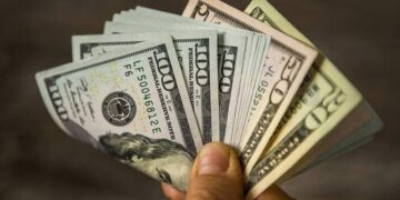 ارتفاع الدولار قبيل قرار الفيدرالي وترقب تصريحات وارش