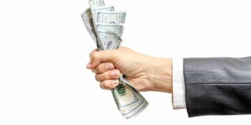 ارتفاع الدولار مدعومًا بقوة سوق العمل الأمريكي