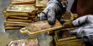 ارتفاع الذهب مع تراجع الدولار وسط توقعات بتثبيت الفائدة رغم تضخم 3.4%