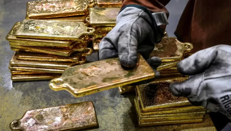 ارتفاع الذهب مع تراجع الدولار وسط توقعات بتثبيت الفائدة رغم تضخم 3.4%