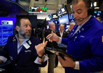 ارتفاع توقعات S&P 500 إلى 7800 مع تفاؤل على وول ستريت وسط تباينات يوليو