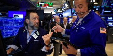 ارتفاع توقعات S&P 500 إلى 7800 مع تفاؤل على وول ستريت وسط تباينات يوليو