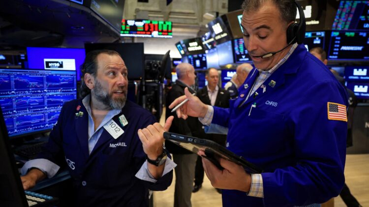 ارتفاع توقعات S&P 500 إلى 7800 مع تفاؤل على وول ستريت وسط تباينات يوليو