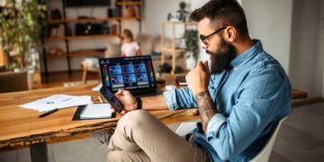 استثمار ذكي الآن: مقارنة بين XRP وكاردانو