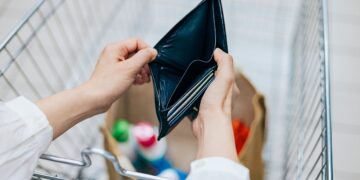 استطلاع بنك نيويورك يظهر تراجع تفاؤل المستهلكين لأدنى مستوى منذ 2022