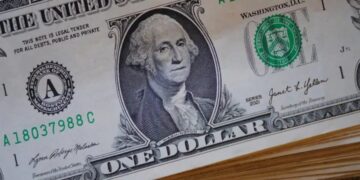 استقرار الدولار الأمريكي وسط انتظار إشارات الحرب مع إيران وتحركات البنك المركزي
