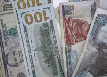 استقرار سعر الدولار مقابل الجنيه المصري وسط تراجع طفيف في السوق المحلي