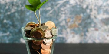 الاقتصاد الأميركي ينمو 2.1% في الربع الأول مع تراجع إنفاق المستهلكين