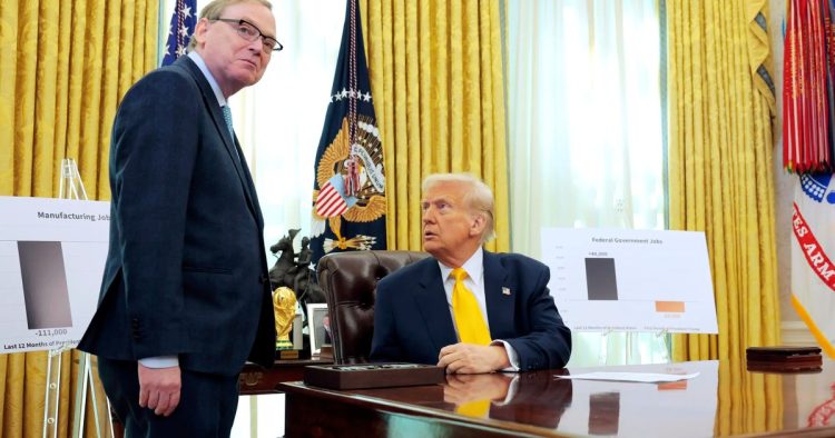 البيت الأبيض يدعي زيفًا أن الأمريكيين ينفقون أكثر بسبب "التفاؤل" البيت الأبيض يدعي زيفًا أن الأمريكيين ينفقون أكثر بسبب "التفاؤل"