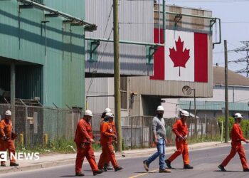 البيت الأبيض يفرض تعريفات جمركية على الصلب والسيارات رغم اتفاق USMCA
