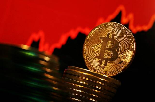 البيتكوين تتراجع إلى 61 ألف دولار وتواجه خسارة أسبوعية البيتكوين تتراجع إلى 61 ألف دولار وتواجه خسارة أسبوعية