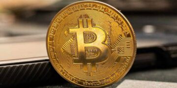 البيتكوين ينخفض إلى 61 ألف دولار وسط توترات الشرق الأوسط