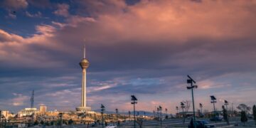 الحرب الأمريكية الإيرانية وتأثيرها على الاقتصاد والشركات