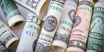 الدولار الأميركي يرتفع لأعلى مستوياته منذ مايو 2025 مع توقعات رفع الفائدة