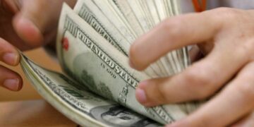 الدولار يتجه لأكبر مكاسبه الشهرية مع ترقب بيانات التضخم الأميركي