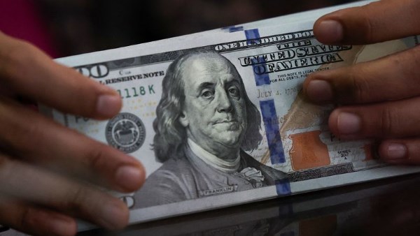 الدولار يتراجع إلى أقل من 50 جنيهًا مقابل الجنيه المصري اليوم