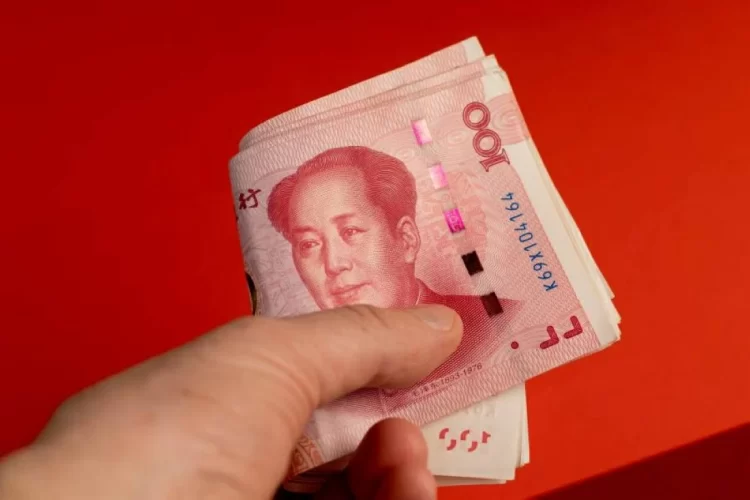 الدولار يرتفع 0.04% أمام سلة عملات ويضغط على اليوان الصيني