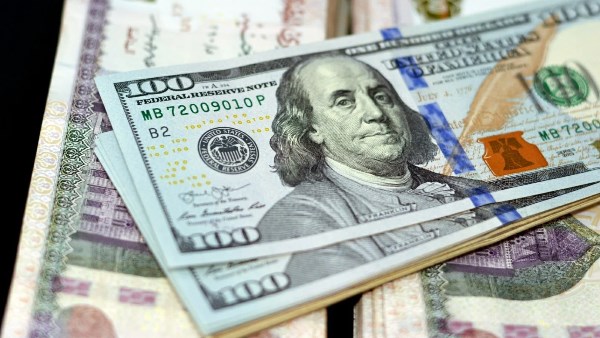 سعر الدولار اليوم يستقر عند 49.8 جنيه في البنوك المصرية الدولار يرتفع أمام الجنيه المصري إلى نحو 49.87 جنيه اليوم