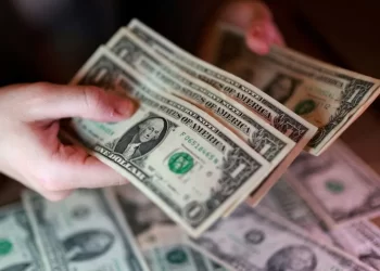 الدولار يرتفع إلى أعلى مستوى منذ 13 شهراً مع تكهنات برفع الفائدة الأميركية
