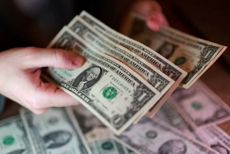 الدولار يرتفع إلى أعلى مستوى منذ 13 شهراً مع تكهنات برفع الفائدة الأميركية الدولار يرتفع إلى أعلى مستوى منذ 13 شهراً مع تكهنات برفع الفائدة الأميركية